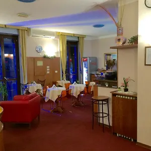 Royal 3*, Milano Italia